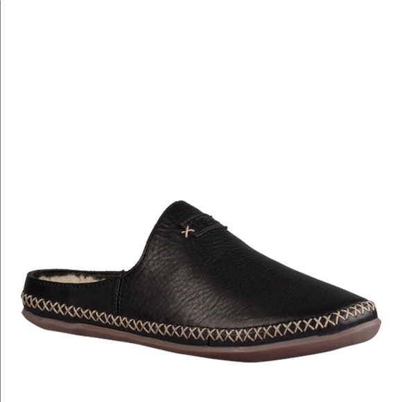 UGG Shoes - UGG SLIPPER Size 9